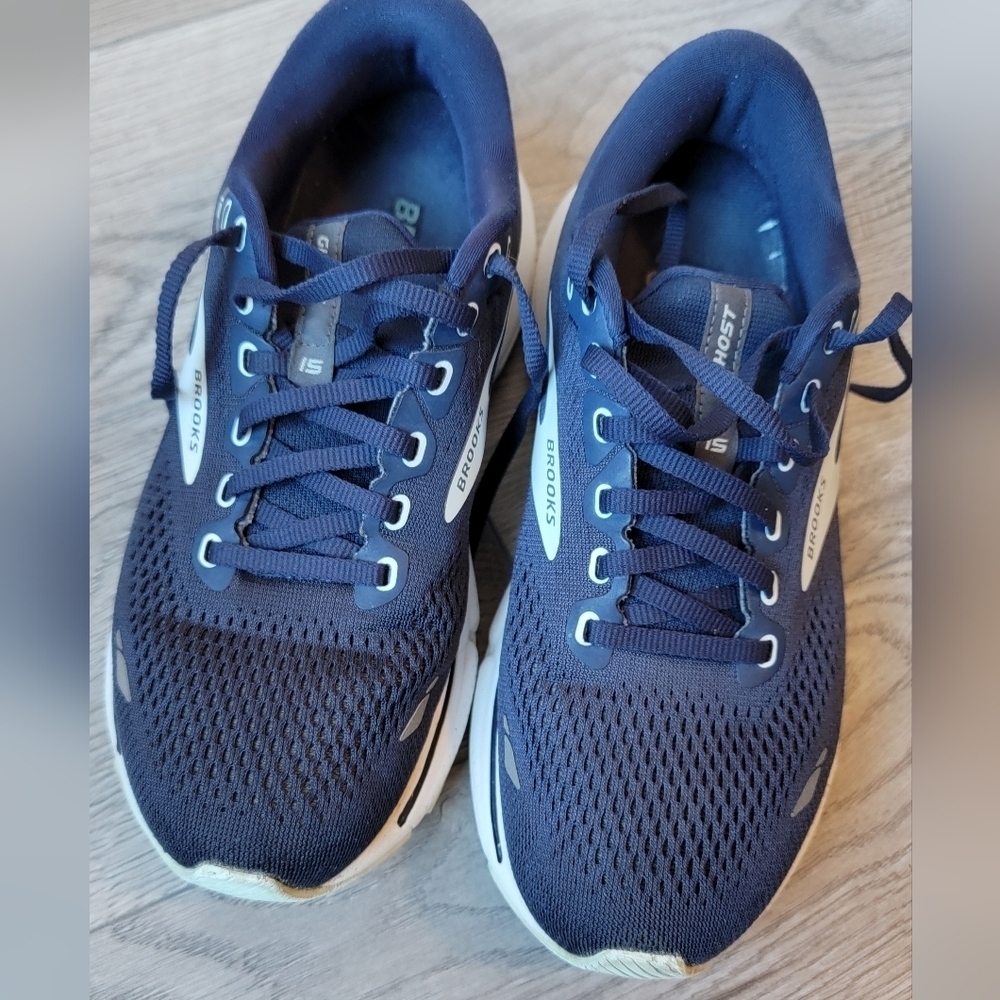 Brooks Chost 15, Women Dark Blue Athletic Shoes Size 8.5